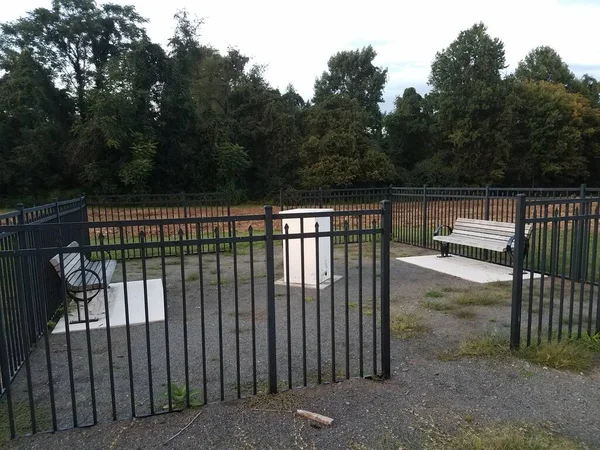 ベンチと金属製のフェンスがある白い箱 — ストック写真