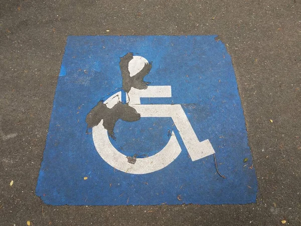 Niebieski Symbol Wózka Inwalidzkiego Asfalcie Ziemi — Zdjęcie stockowe
