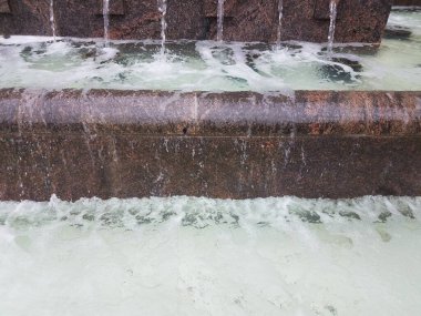 Fıskiyeler dolusu su ve mermer.