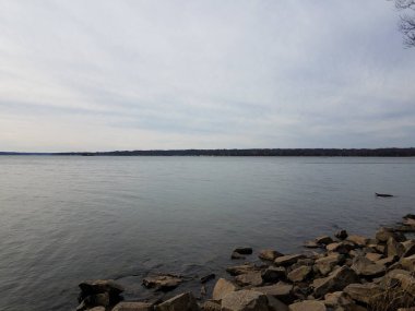Su ve kayalar veya taşlar ve Potomac nehri kıyısında