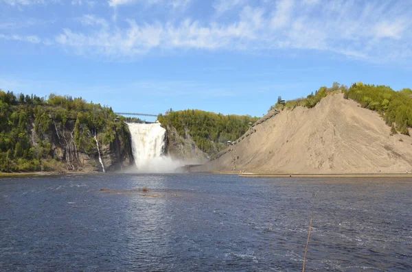 Wasserfall Oder Kaskade Stürzt Fluss Mit Brücke Quebec Kanada — Stockfoto