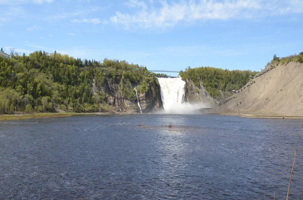 Wasserfall Oder Kaskade Stürzt Fluss Mit Brücke Quebec Kanada — Stockfoto