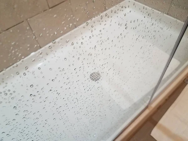 화장실이나 화장실에서 샤워실 물방울을 떨어뜨린다 — 스톡 사진