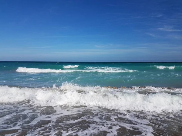 波と青い空を持つ海の水は — ストック写真