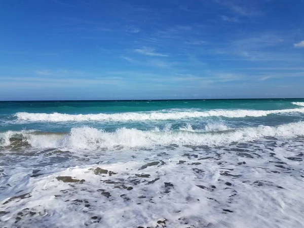 Agua Del Océano Con Olas Cielo Azul Playa Costa —  Fotos de Stock