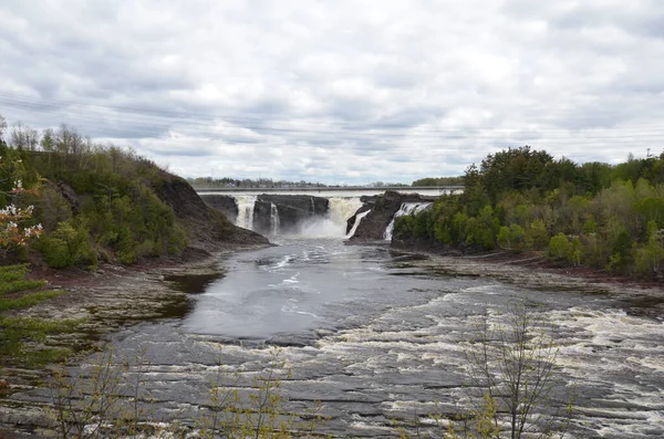 Waterval Canada Met Rivier Rotsen Bomen Wolken — Stockfoto