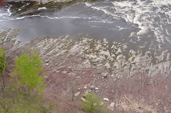 灰色と赤の岩と急流で河床と水は — ストック写真