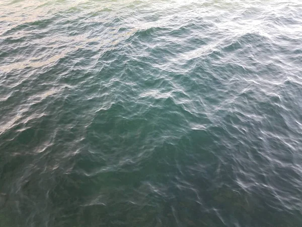 蓝水中的波浪或涟漪 湖中或池塘中的绿水中的涟漪 — 图库照片