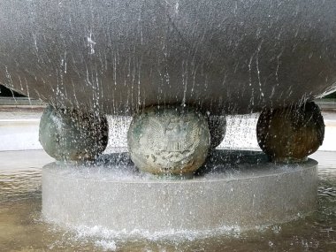 Çeşmenin kenarından sular damlıyordu.