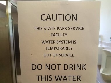 Dikkat et, tuvalet ya da tuvalet aynasında bu parkın su tabelasını içme.