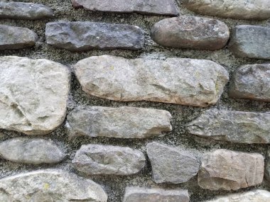 Eski gri taş ya da beton dolgulu taş duvar