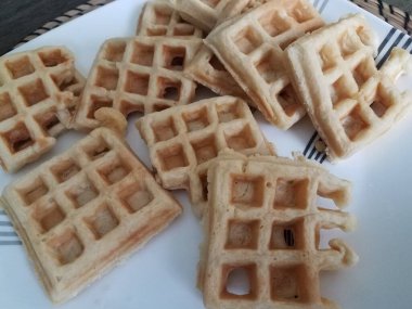 Küçük kahvaltılık waffle ya da beyaz tabakta aperatif