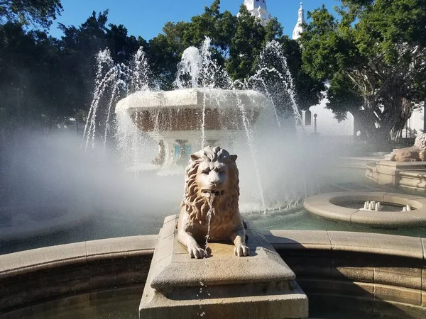 波多黎各庞塞市广场上有狮子雕像的喷泉 — 图库照片
