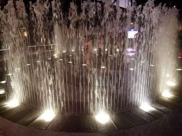 People Playing Water Fountain Jets Lights Night Outdoor — Stock Photo, Image