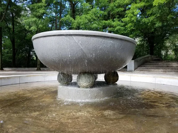 Fuente Agua Con Agua Goteando Sobre Lado — Foto de Stock