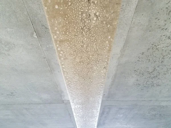 灰色のセメント表面から滴り落ちる水滴 — ストック写真