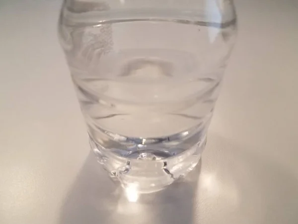 Pequena Garrafa Água Plástico Uma Superfície Branca — Fotografia de Stock