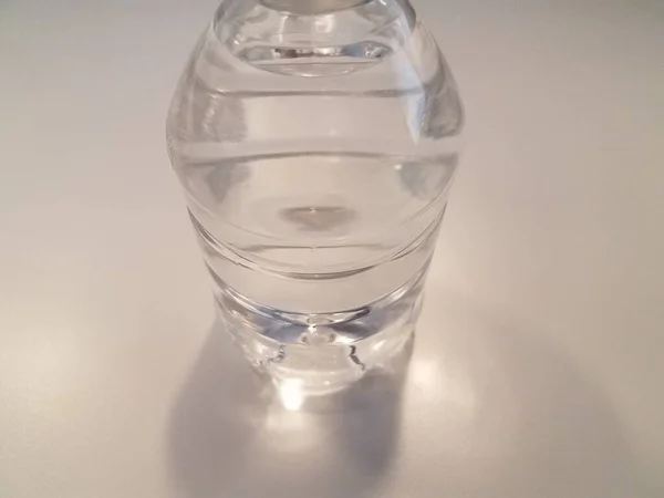 Liten Vannflaske Plast Hvit Overflate – stockfoto
