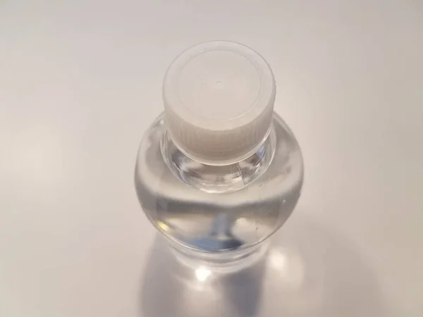 Kleine Plastic Waterfles Een Wit Oppervlak — Stockfoto