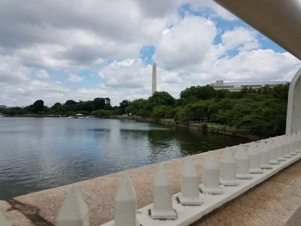 Pomnik Waszyngtona Basen Pływowy Pochmurny Dzień Mostu — Zdjęcie stockowe