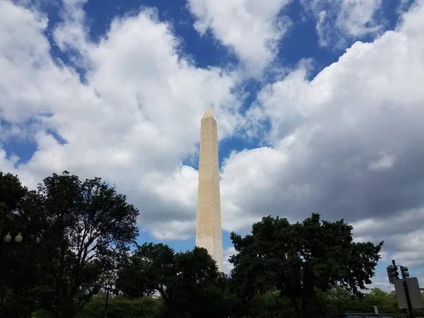 Washington Monument Och Träd Molnig Dag — Stockfoto