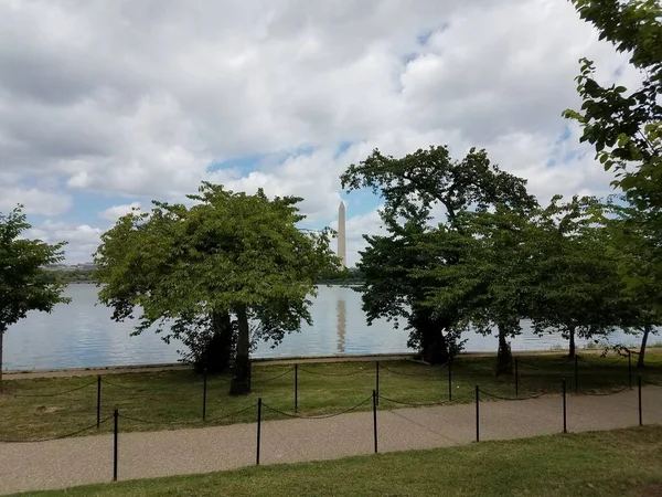 Washington Anıtı Gelgit Havzasından Kaldırımdan Görülüyor — Stok fotoğraf