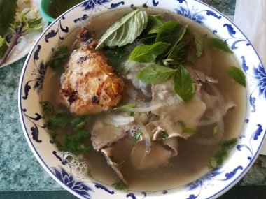 Biftek, tavuk, soğan ve sebzeli Vietnam çorbası.