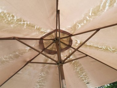 Hasarlı ve yıpranmış bir masa şemsiyesi