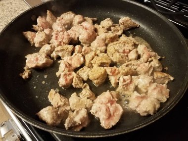 Fırında tavada pişen çiğ hindi eti.