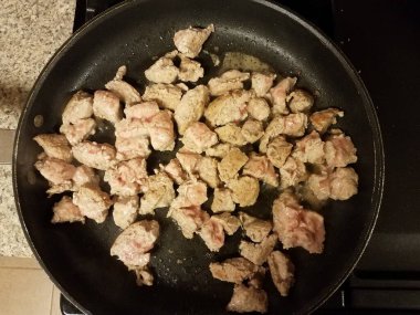 Kızartma tavasında ya da fırında tavada pişen hindi.