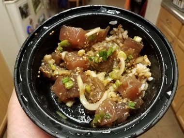 Mutfakta pilav ve soğanlı çiğ ton balığı var.