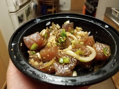 Mutfakta pilav ve soğanlı çiğ ton balığı var.