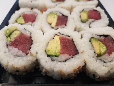 Bir sürü ton balığı ve avokado suşili pilav.