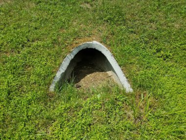 Yeşil çimenlerde gri çimento drenaj tüpü