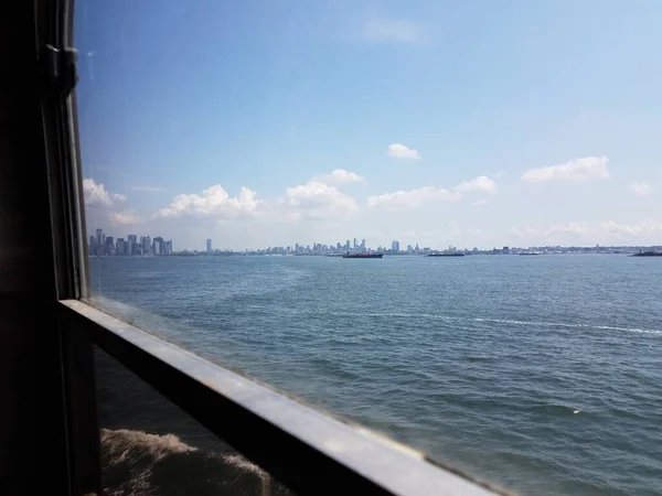 Blick Auf Flusswasser Und New York City Aus Dem Fährenfenster — Stockfoto
