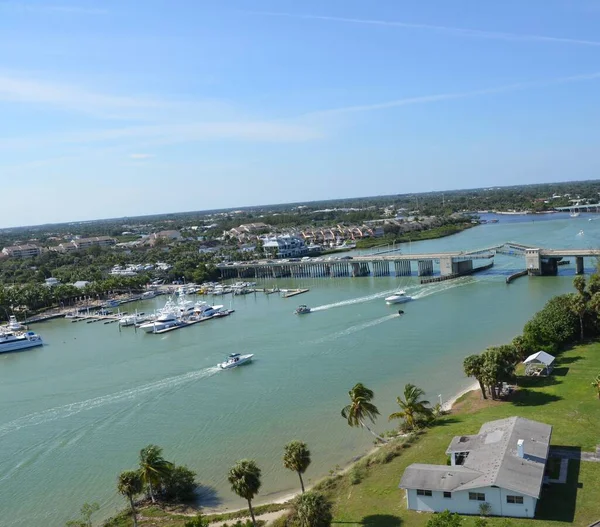 Blick Auf Boote Von Der Marina Und Flusswasser Vom Leuchtturm — Stockfoto