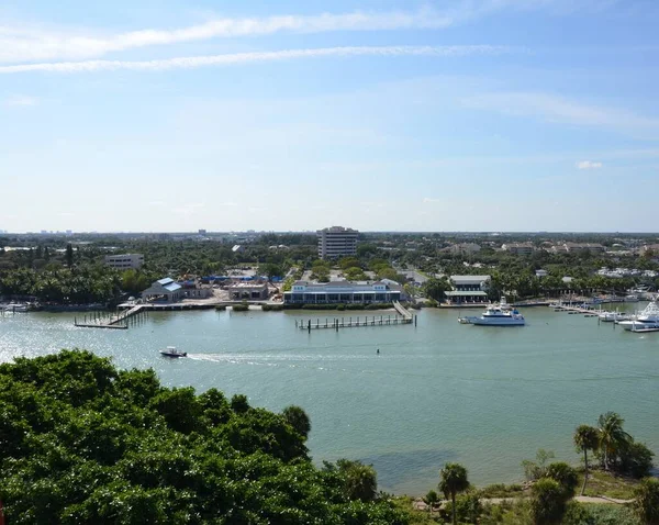 Blick Auf Boote Von Der Marina Und Flusswasser Vom Leuchtturm — Stockfoto