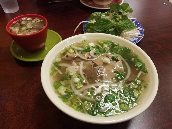 Большая Миска Горячего Вьетнамского Говяжьего Супа Овощами — стоковое фото
