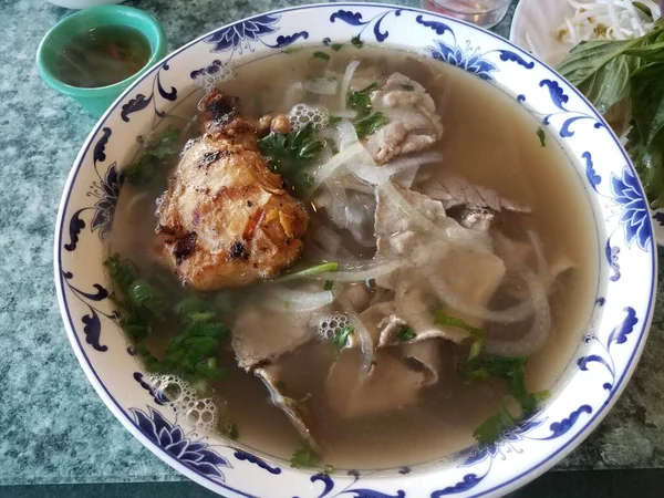 Tigela Sopa Vietnamita Com Carne Frango Cebola Legumes — Fotografia de Stock