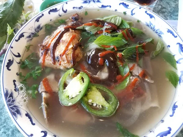 Kom Vietnamese Soep Met Rundvlees Kip Groenten Met Sauzen Paprika — Stockfoto