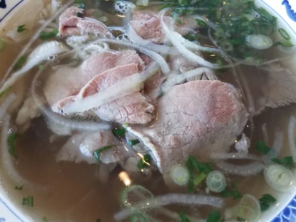 ボウルに玉ねぎとスープとベトナムの牛肉スープ — ストック写真