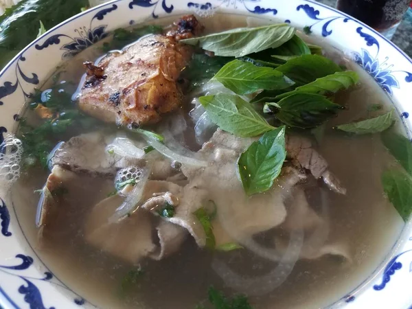 Миска Єтнамського Супу Яловичиною Куркою Цибулею Овочами — стокове фото