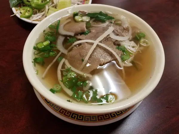 Tazón Caldo Sopa Vietnamita Con Carne Res Cebolla Fideos —  Fotos de Stock