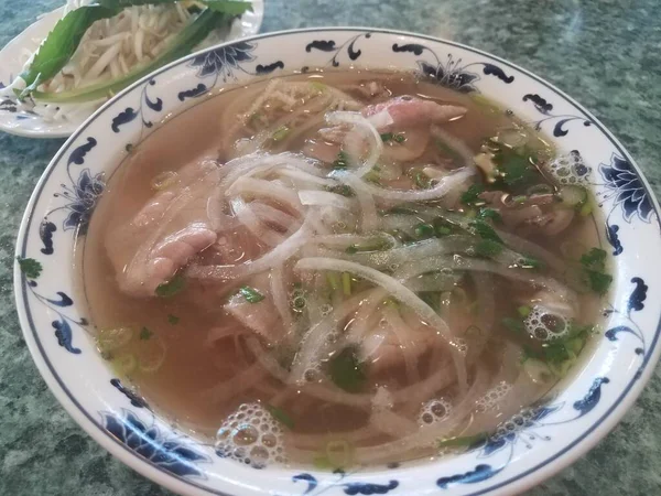 Tazón Grande Sopa Carne Pho Vietnamita Con Cebolla —  Fotos de Stock