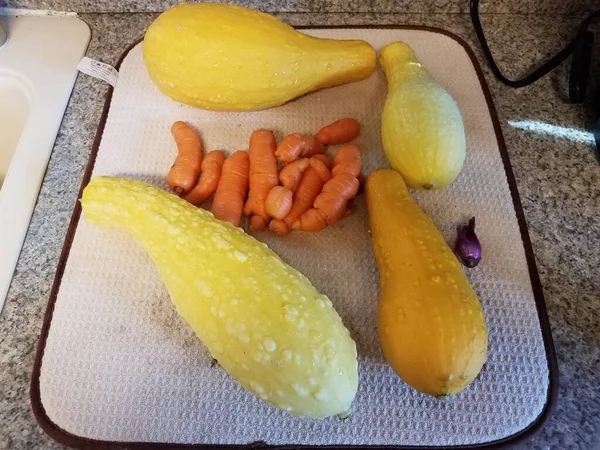 Warzywa Żółte Squash Marchew Cebula Podkładce Suszącej — Zdjęcie stockowe