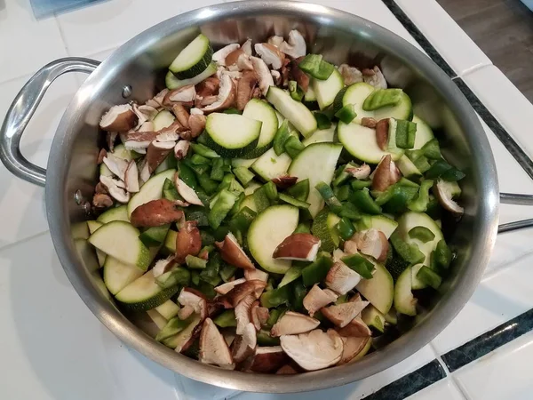 Mutfaktaki Beyaz Tezgahta Mantar Salatalık Yeşil Biber — Stok fotoğraf
