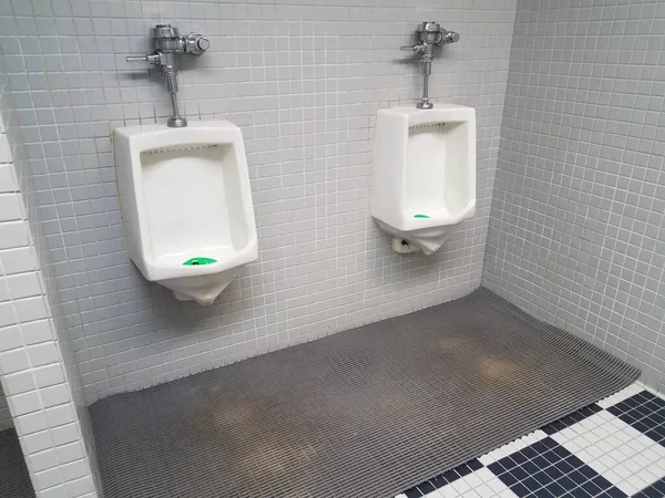 Urinarios Pared Baño Inodoro Con Azulejos Grises Blancos Negros —  Fotos de Stock