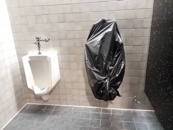 Urinarios Baño Baño Cubierto Con Plástico Negro Azulejos —  Fotos de Stock