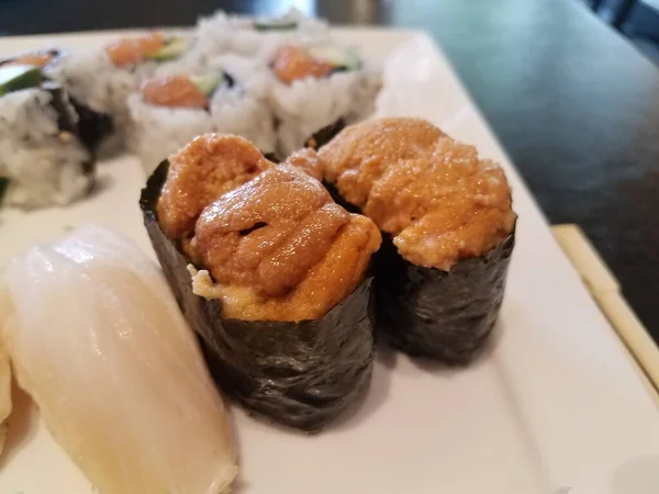 Seeigel Sushi Und Algen Und Anderes Sushi Auf Dem Teller — Stockfoto