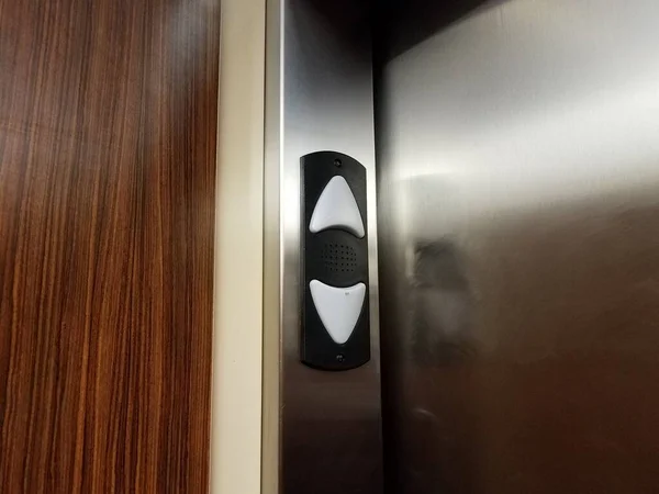 Yukarı Aşağı Oklar Veya Metal Kapılı Asansörde Gösterge — Stok fotoğraf